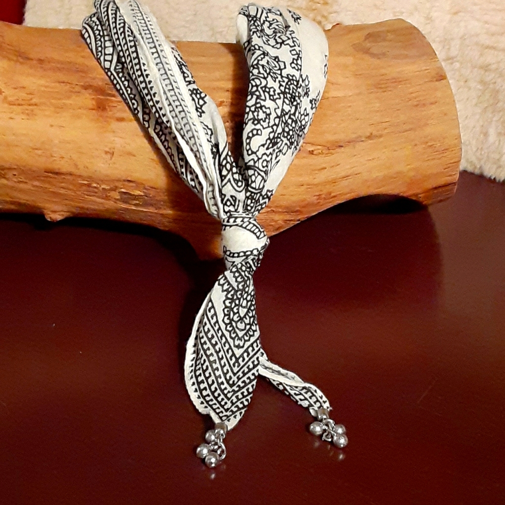 🧡 2 for $7. Bandana necklace in white and silver.